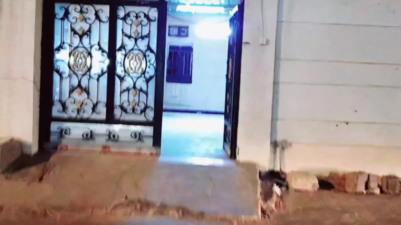 سلام عليكم اني مكلف بالنشر 
بيت تجاوز للبيع الجمعيات بضهر ضريبة كلش  مساحته 300 
السعر 25 وبي مجال ***********
