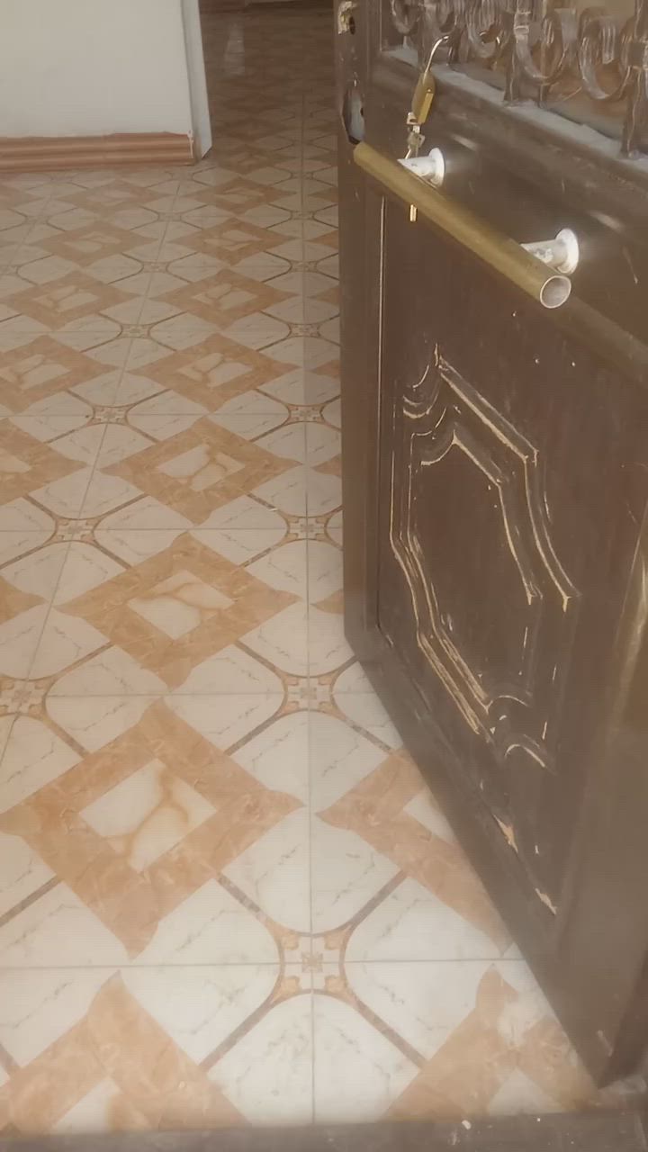 بيت للايجار مساحه 100م طابق واحد جاهز للسكن فول سيراميك ارضيات غرفه نوم واسقبال ومطبغ وكراج صحيات خارج مكتب عقارات العامري قادسيه المرور القديمة حديثه السلام ***********
