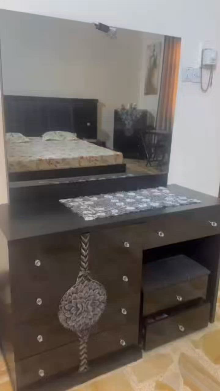 السلام عليكم
غرفه خشب تركي نضيفه استعمالها قليل 

تتكون من 8 قطع 

ميز مرايه ( هي مرايه هي تلفزيون ) 

كومديات عدد ٢ 

سرير  

زاويه ملابس 

كنتور سحب

مجرات 

طابوريه 

سعرها مليون و400 وبيها مجال 

للاستفسار الاتصال ع الرقم 

***********
