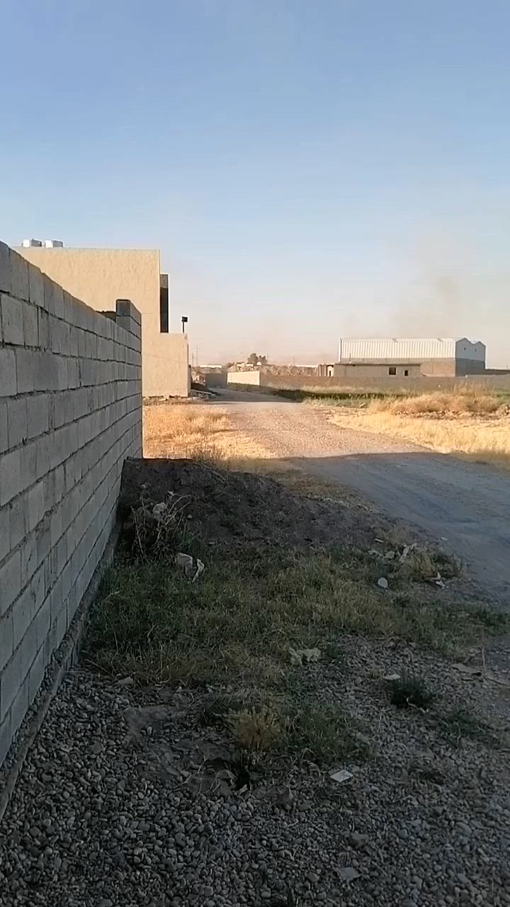 ٩٥٠ متر طابو زراعي عبور سيطرة الدبس بكاع جاسم المحمد الحسين المحيميد بيها بيت ٣ غرف نوم بناء حديث بس بي نقص ارضية وسقف ثانوي  حوش كله مسيج والفيديو يوضح اكثر قريب على الشارع العام ***********
