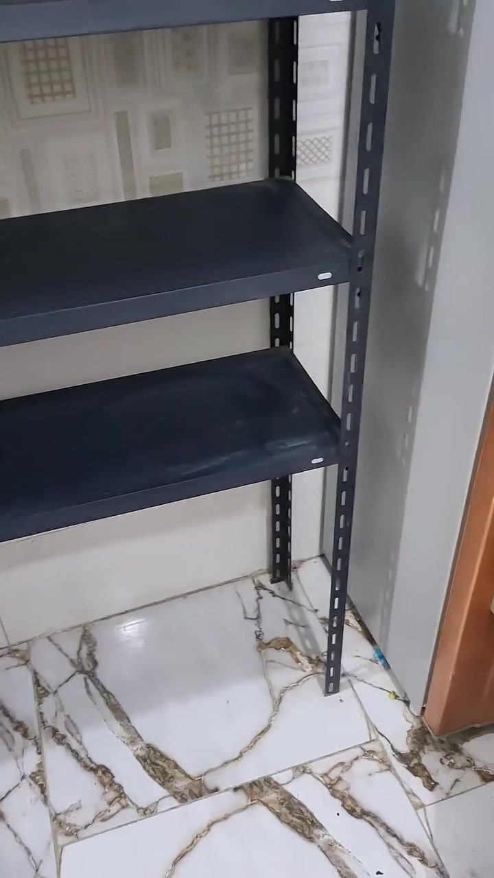 سلام عليكم عندي رفوف حديد للبيع العرض متر والطول مترين يحتوي الرف الواحد 5,خانات السعر كلهن 100وبيهن مجال بصيط اي استفسار واتساب مكان كربلاء ***********
