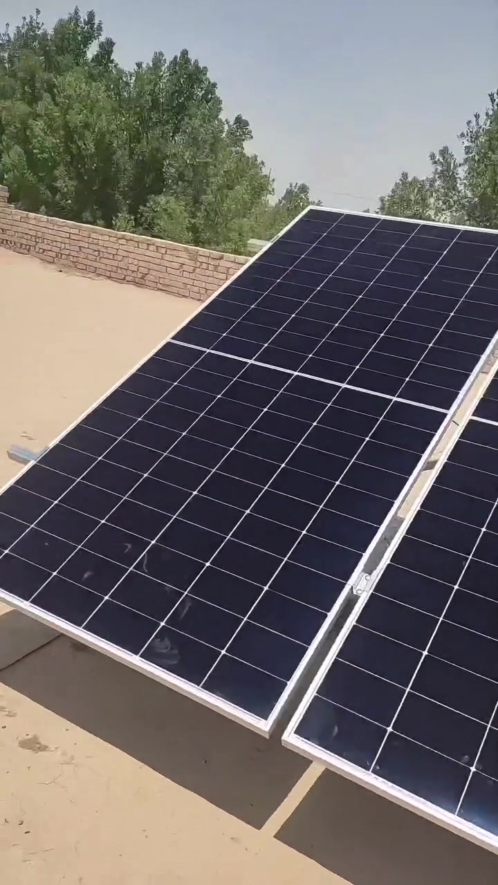 📍 تم بعون الله تنصيب منظومة طاقة شمسية جديدة للأستاذ ليث في ناحية بني زيد.

🔋 مكونات المنظومة:
• 5 ألواح لونجي X10 بقدرة 645 واط للوح الواحد.
• إنفيرتر 27 أمبير.
• بطارية ليثيوم 5 كيلوواط.

⚡ أداء المنظومة:
✅ تعطي بالنهار تشغيل بحدود 10 أمبير.
✅ وبالليل تشغيل بحدود 5 أمبير.

ونظراً لأن فولتية الكهرباء الوطنية في المنطقة تنخفض أحياناً إلى 125 فولت، تم برمجة المنظومة حتى تشتغل على الطاقة الشمسية بشكل دائم أثناء النهار، وبالليل تعمل بالتناوب مع الكهرباء الوطنية، حتى تبقى الأجهزة تشتغل باستقرار وتحافظ على عمر البطارية.

مبارك للأستاذ ليث، ونسأل الله أن تكون المنظومة عوناً له وتوفر عليه مصاريف الكهرباء.
📞 للحجز والاستفسار: ***********
📍 المنزل الشمسي للطاقة الشمسية – الشطرة، ونخدم جميع أقضية ونواحي ذي قار.
