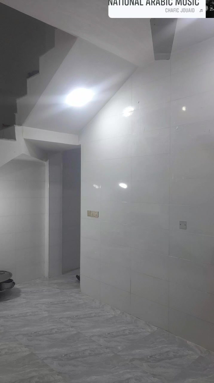 سلام عليكم البيت للبيع مساحه 130 متر  محافظة بابل الحله شارع 100 ورا محطه الاضواء سنه 25 تحويل مباشر باسم المشتري رقم هاتف *********** السعر 77 بمجال شيء بسيط
