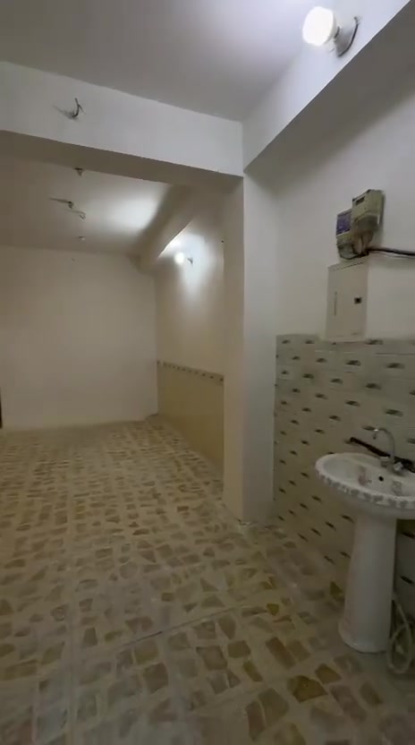 بيت للبيع في كربلاء المقدسه حي الأمين مقابل القضاة فرع مول الجشعمي قرب مجسر العباس والنفق يبعد عن الإمام العباس ١٥  دقيقه مشي والسياره اقل من ٥ دقايق البيت مساحته ٦٠ متر واقع حال ٦٣ م داخل فرع عرضه ٦ مترات 
طابو زراعي إقرار محكمه والشراء من صاحبه العقار مباشرة البيت طابقين ونص  كونكريت مسلح بناء جيد جدا بناء طابوق والسقف  صب  ستفسار اكثر الاتصال على صاحب البيت  
***********
