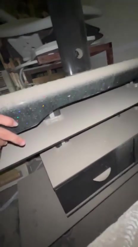 بسم الله الرحمن الرحيم 
اخواني كنتور اربع ابواب للبيع مع صوميه  مع زاويه مع ميز تلفزيون عدد ٢ بالنسبه للكنتور صاج داخل خارج تسكام ثقيل الي يحب يشتريهن يتصل على الرقم وبيه خير ويدلل *********** بيه واتساب امنياتي للجميع بالتوفيق
