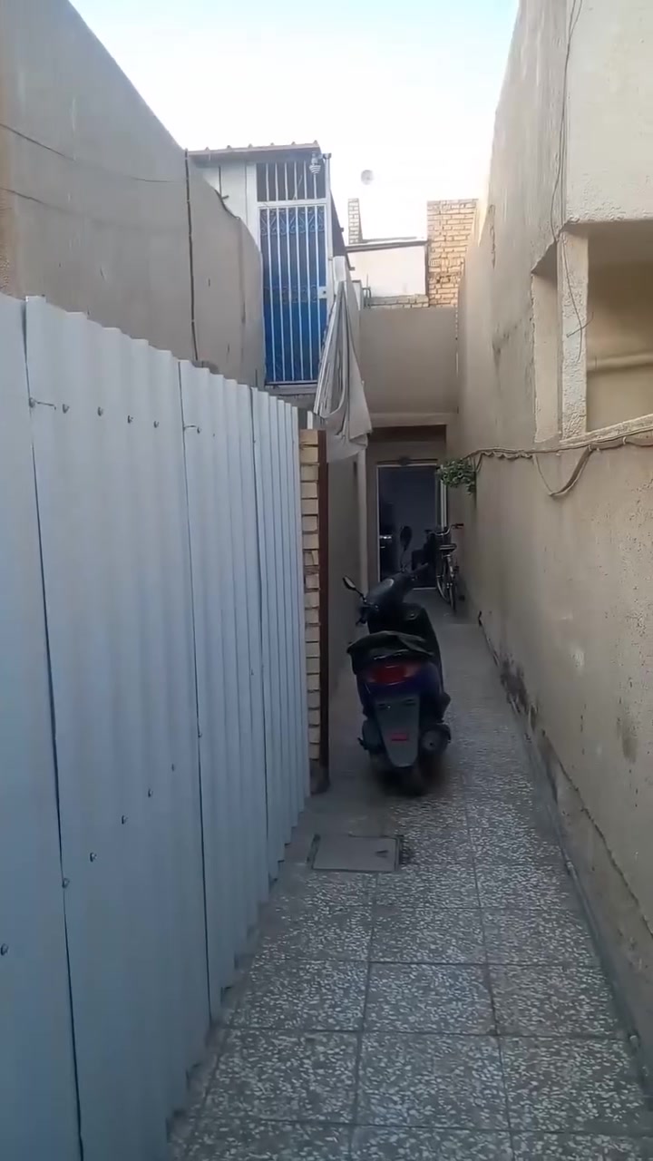بيت للبيع ١٥٣ مترحي العامل قرب البيت الياباني مقابيل مطعم مرمريز السعر ميه وسبعين  مليون والباقي خمسه وتسعين لمصرف العقاري بل شهر ٤٣٨الف استلم صافي ميه وسبعين  مليون وبيه مجال وبل خدمه الطابق الارضي استقبال ومطبخ وحمام ومرافق وثلاث غرف نوم والطابق الثاني غرفة نوم وحمام ومرافق مشترك وحولي كبرير الطابق الثاني معزول بناء سندويج البيت جاهز لسكن ***********
