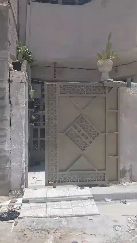 بيت للبيع 50 متر مربع يحتوي على  مدخلين  استقبال مطبخ حار مطبخ بارد حولي   صحيات خارجي وحمام داخلي وغرفتين فوك البيت مسلح بس الطابق الثاني ساندويج  العنوان بغداد الزعفرانيه شارع الكهرباء أسواق السلام سند 117 و الاستفسار ***********

