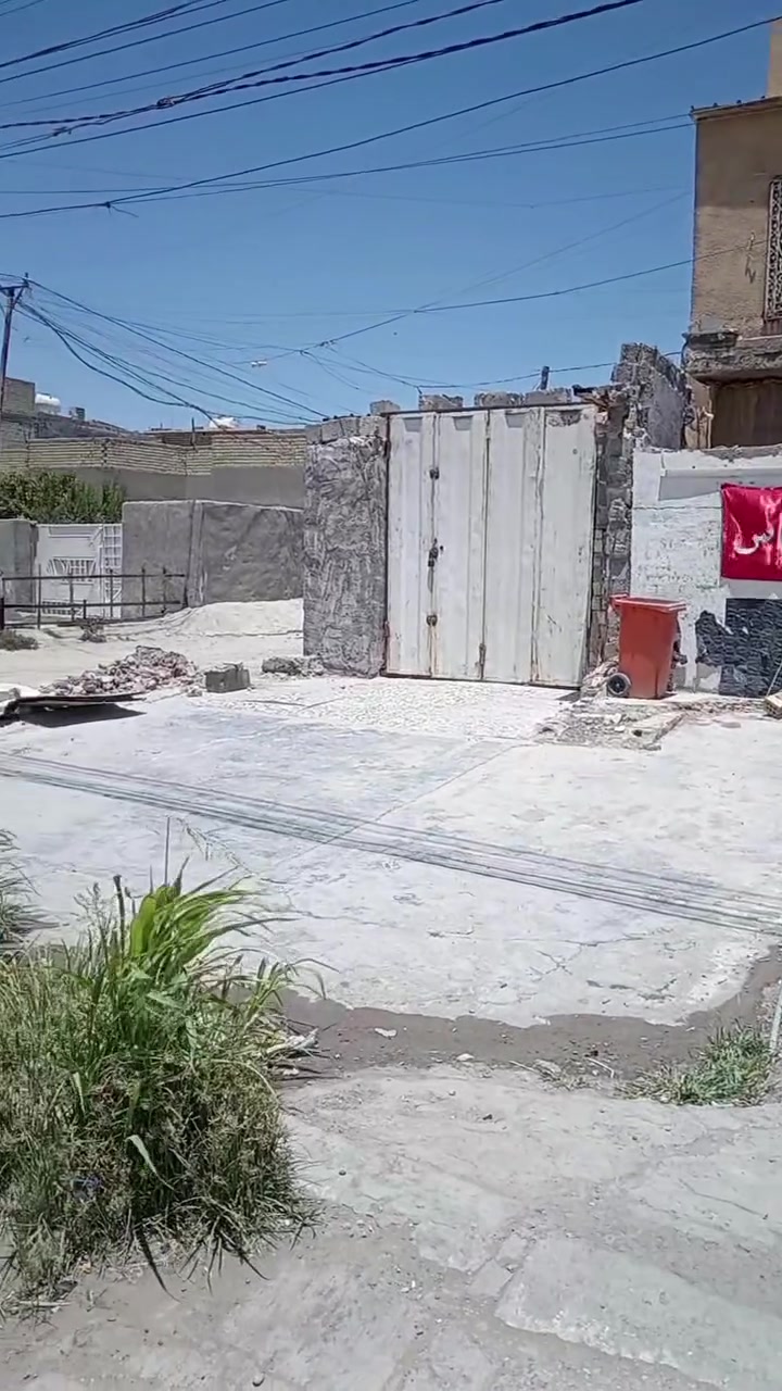 محل للبيع حي فدك قرب المشتل عالشارع العام اليربط منطقة المعلمين بالرآسه المساحة ٢٠ متر بي ماء وكهرباء ومجاري السعر ١٦ مليون وبي مجال التواصل بالخاص او الاتصال ***********
