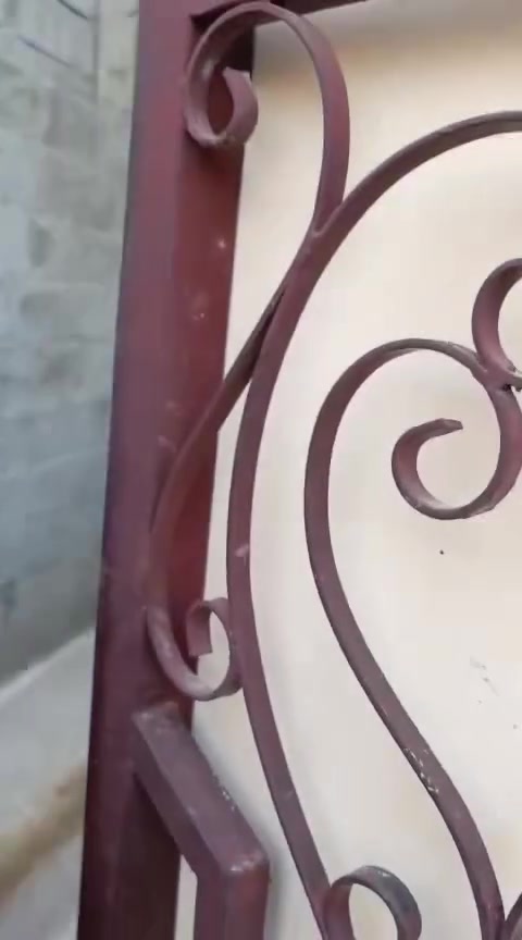 دار غربي للبيع في حي الشيماء الجهة اليسار 
خدمات كاملة مساحة 100 سند طابو الزهور 
بناء حديث درجة أولى مقاطع 4 
السعر 72 
*********** 📞***********
