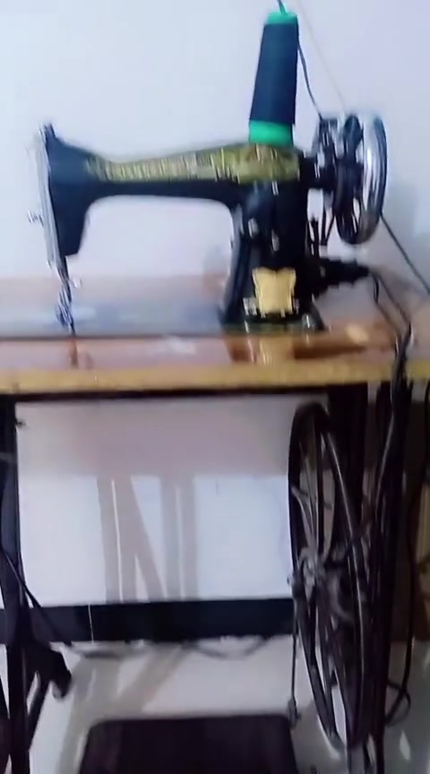 السلام عليكم مكينه خياطه ام الفراشه الاصليه كامله هيه ورجليه للبيع كربلاء حي الميلاد السعر ٩٠ وبيه مجال 
***********
