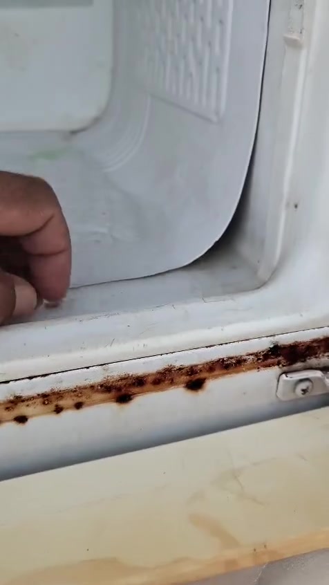 غراض للبيع مكان شارع المطار القديم التواصل على الرقم ***********
