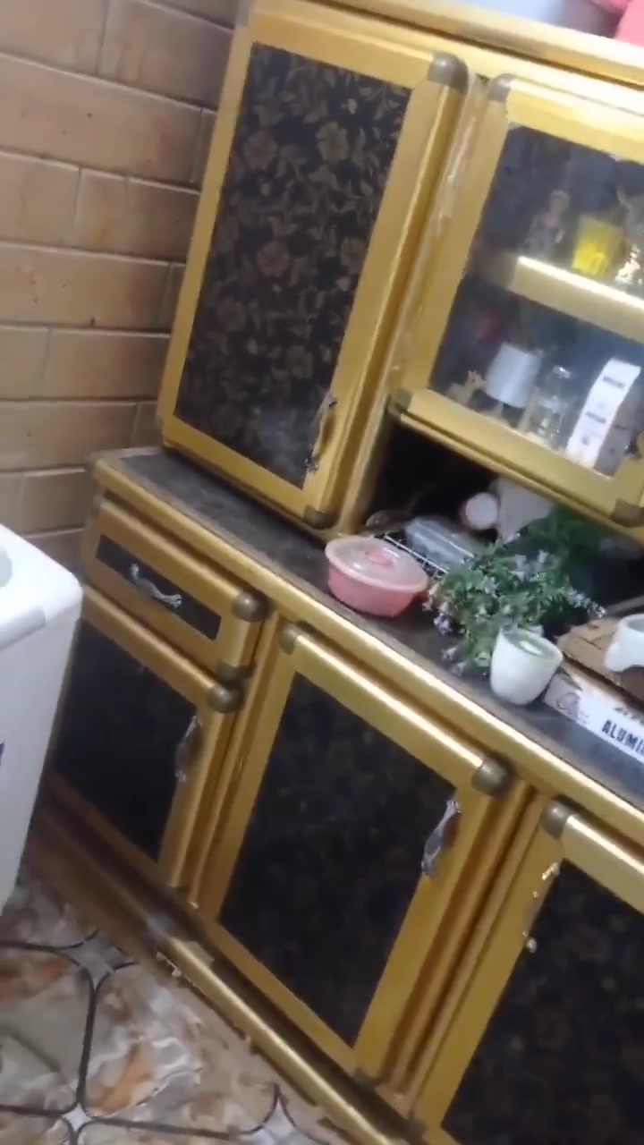 السلام عليكم  350 وبيه مجال وأنه بالخدمه نحن من الجمهوريه انتم من وين حضرتكم البصره الجمهوريه.  ارتفاع  2متر والطول 2متر القطعه الارضيه بيه 2سنك جديد مامستخدمه مغلفه  المنيوم ثقيل جي ***********
