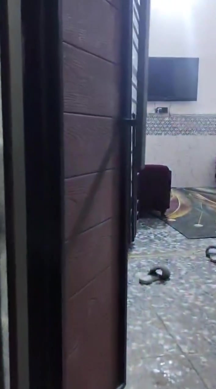 دار للبيع مدخل سبع اقصور مقابيل الغرير ثالث فرع والبيت ثالث بيت عن الشارع العام رفت ارتفاعه 70 عن الشارع مسلح فوك وجوة كاشي فوك وجوة بيت مفول ونضيف متعوب علي يرهم حاضر وقصد الاستفسار ***********
