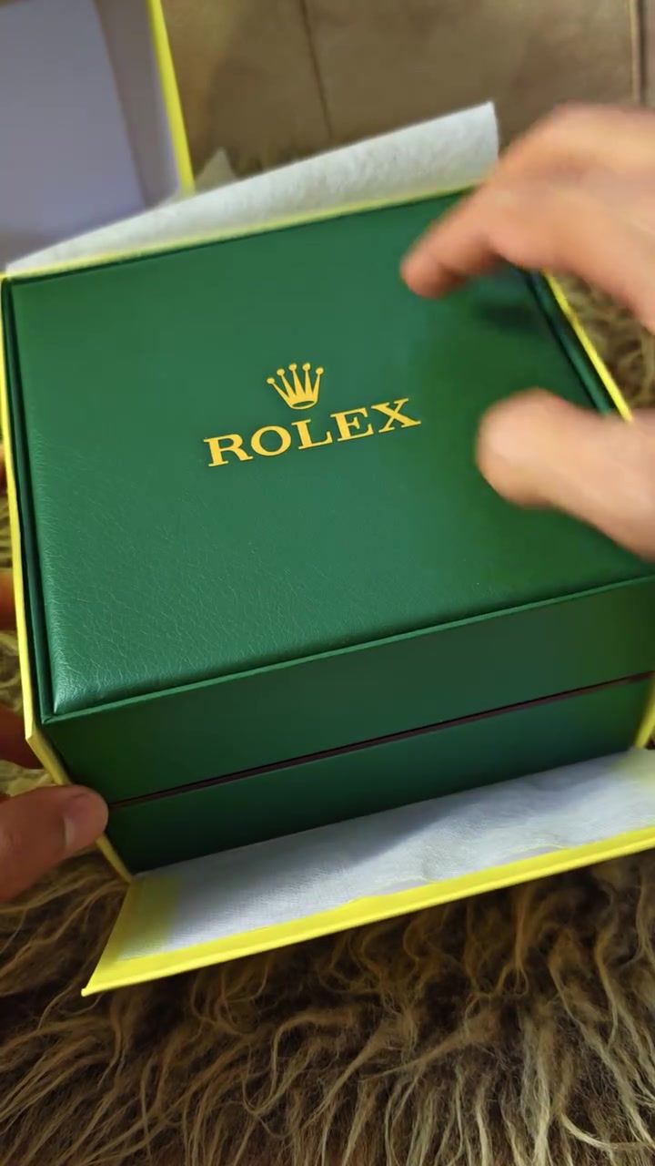 يا الله
شباب سعر جدا مناسب
ساعة رولكس ديت جست (Rolex Datejust) ذات مينا أزرق وإطار أسود، وهي موضوعة داخل علبتها الخاصة.العلامة التجارية: رولكس (Rolex).الموديل: ديت جست (Datejust)، وغالبًا ما تأتي بتصاميم مخصصة أو عالية الجودة.المميزات: قد تتميز بمينا أزرق، زجاج زفير، وآلية عمل أوتوماتيكية. 
***********
