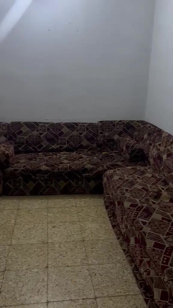 كعدة عربية للبيع مباشر مع راعيهم 
هاتف / ***********
عدد 6 قطع مع تكيات عدد 5 شكل مربع
2 كبير تحمل كل واحدة 4 اشخاص 
2 وسط تحمل كل واحدة 2 اشخاص
2 صغير تحمل كل واحدة شخص
العنوان / البصرة . النجيبية . دور الطاقة
السعر / 250 الف وبيهم مجال
