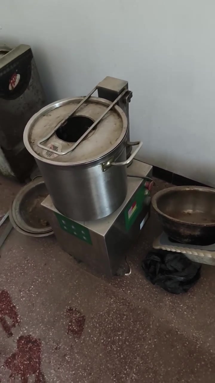 خلاط حمص بطحينة الحجم الكبير ٢٠لتر مستعمل السعر ٣٥٠٠٠٠ المكان بغداد الكرخ هاتف *********** وعلى الفحص والتشغيل
