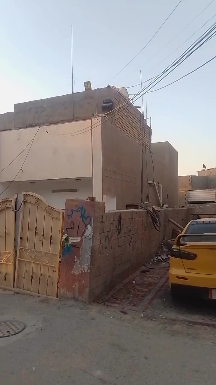 بيت في الحميدية اول فرع من جهته السده قربه مولدات جاسب المساحه 200 متر البناء الطابق الاول إستقبال وغرفتين ومطبخ صحيات خارجيه وصحيات داخله وحولي وصاله الطابق الثاني غرفتين ومشتمل كامل رقم صاحب الدار ***********

