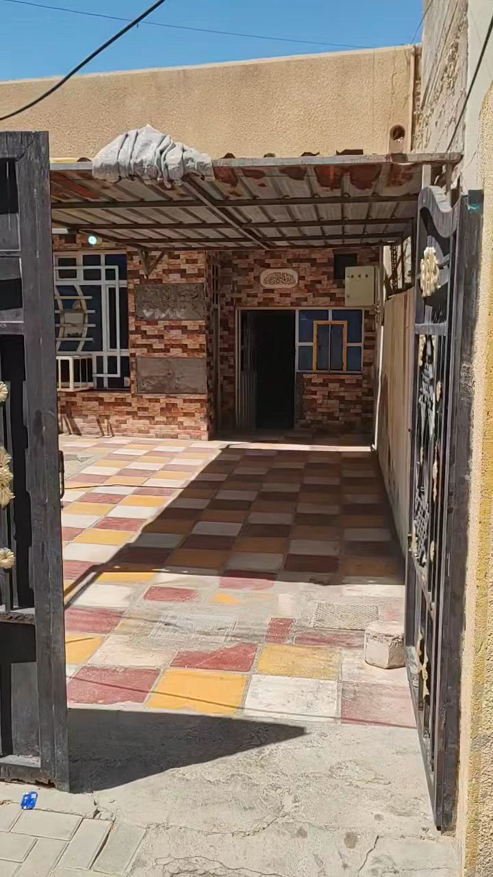 السلام عليكم بيت للبيع حي السفير مقابل سكله ابو جمال مساحة البيت 170 متر كراج يتسع ل سيارتين مع الحديقه مدخلين استقبل و مطبخ صاله معزوله مع ترك وغرفه بل اخير صطح شتايكر مكلف بل نشر ***********
