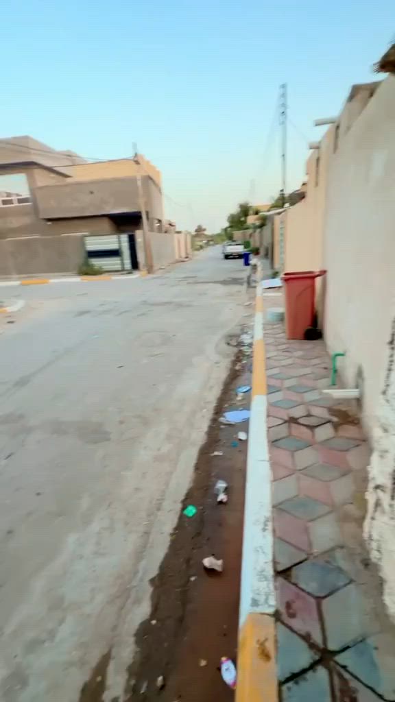 العنوان قرب التربيه القديمه
مصفر مسجل بالبلديه وكامله معاملته 
مساحته 100 مربع 
غرفه نوم وصاله ومطبخ واستقبال 
صحيات داخليه وخارجيه 
منور خلفي امامي بناء حديث 
سقف صب كونكريت
***********
***********

