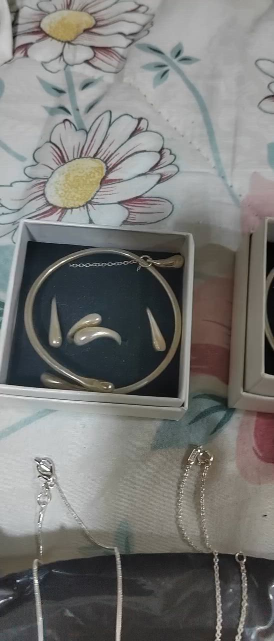 شلعة مرعبة فضيات امزون.
خواتم  925 عدد 14
قلائد عدد20
تخم عدد3
اساور عدد 5
أغلبيتهم ماركات وأشياء نازكة كلش.
كلمن وسعره واذا شغلع يختلف الموضع.


**إذا كنت صاحب هذا الإعلان وتريد حذفه لأي سبب، رجاءا أرسل رسالة إلى الدعم الفني**