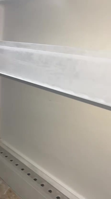 ثلاجه للبيع مصارلها 4اشهر من اشتريها ونضيفه كلش  اريدها ب450 وبيها مجال للتواصل ع واتساب ***********
