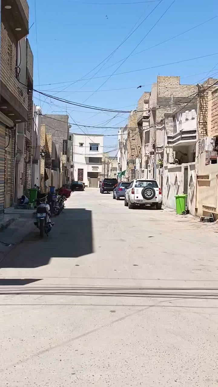 بيت مساحه 73 متر طابقين بيت زيرو يحتوي على ثلاث غرف وا استقبال ومطبخ حار ومطبخ بارد ويحتوي على ثلاث حمامات غربي وشرقي وكله لوح بورسلين هندي وادراج بايات مرمر طبيعي ونضام سبالت وانضام كامرات وهديه ويا البيت تانكي وكيزر وا موطور ماء وبوستر نازل وا مغاسل ومدخلين البيت  
 ***********
