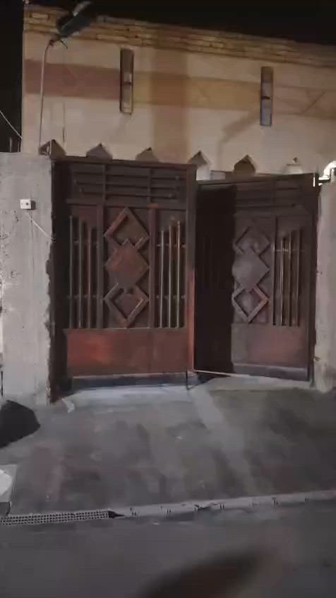السلام عليكم بيت للبيع 200 متر ركن اربع غرف نوم وستقبال ومطبخ وحولي وصحيات العنوان الحصوه الولى مقابيل جامع البنمر الستفسار ***********

