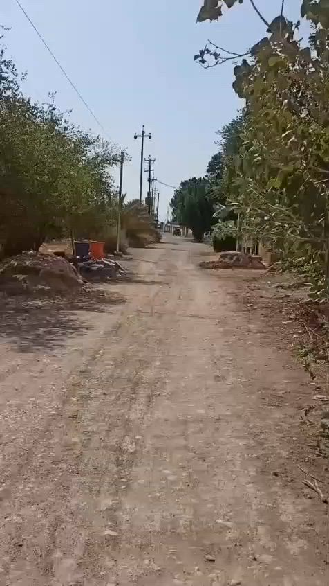 السلام عليكم قطعه للبيع في حي الحكيم الاولى نزلت علي الامير قريبه على المستوصف تبعد عن السده ١٠٠متر المساحه ٥٠٠متر آله بضهرها بيت هيه واجه العرض19والنزال 26عارضه 40مليون اوبيه مجال للشراي الاتصال على هذا الرقم ***********
