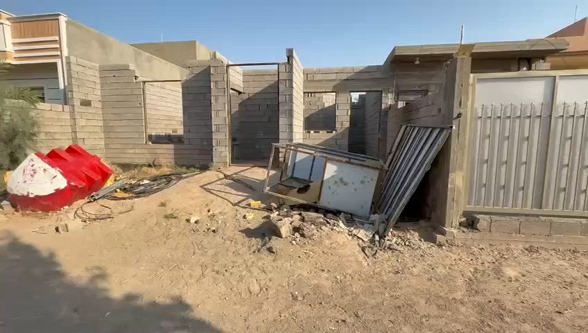 السلام عليكم ورحمة الله وبركاته 
بيت معروض للبيع 
مساحة البناء 180
عرض 10 نزال 23
نظام حديث مثل ما موضح في الفديو مع كافة الخدمات 
عنوان المنزل الرمادي الصوفية شارع اربعين قرب مدرسة التمدن للطلب والاستفسار الاتصال على الرقم *********** هاتف/واتساب
