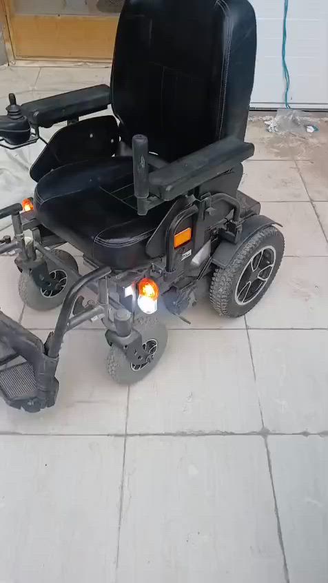 كراسي كهربائيه جديده مستعمل قليل جدا جدا يمشي مسافات طويله بحدود ٣٥كيلومتر الشراي يتصل بغداد سعره مليون و٤٠٠الف نوع كوري واتساب ***********
