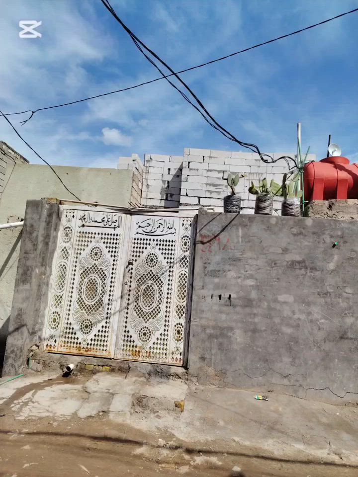 بيت 100متر بناء كامل غرفة وصاله ومنور وصحيات عدد 2ومطبخ واستقبال السعر 20 الاتصال على هذا الرقم ***********
