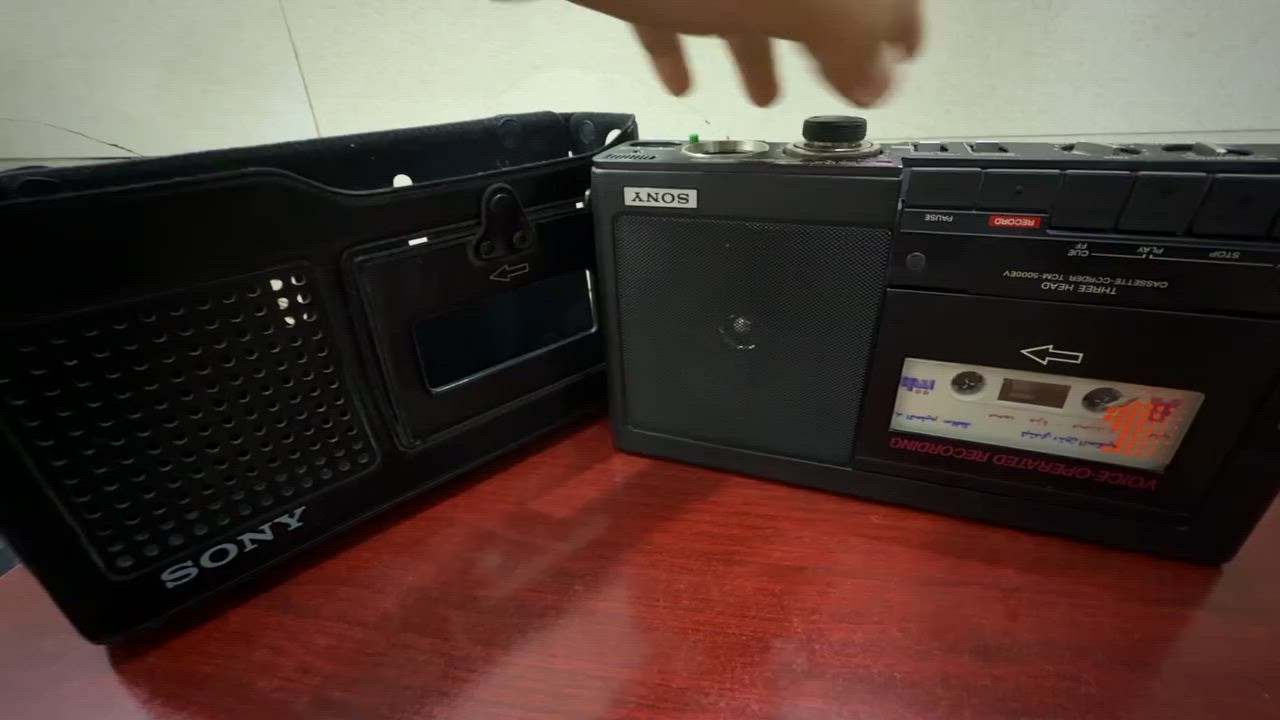 للبيع جهاز سوني كاسيت أصلي نادر
📻 Sony Cassette-Corder TCM-5000EV
جهاز تسجيل وتشغيل أشرطة كاسيت من شركة سوني اليابانية، بحالة جيدة جداً ونظيف، مناسب لهواة اقتناء الأجهزة الكلاسيكية والقديمة.
✅ تسجيل وتشغيل أشرطة الكاسيت
✅ ميكروفون مدمج للتسجيل الصوتي
✅ خاصية التسجيل التلقائي بالصوت (VOR)
✅ تحكم بسرعة الشريط والنغمة
✅ مؤشر لمستوى التسجيل والصوت
✅ يعمل على البطاريات أو المحول الكهربائي
الجهاز بحالة ممتازة من ناحية الشكل الخارجي كما هو موضح بالصور
للتواصل خاص


**إذا كنت صاحب هذا الإعلان وتريد حذفه لأي سبب، رجاءا أرسل رسالة إلى الدعم الفني**