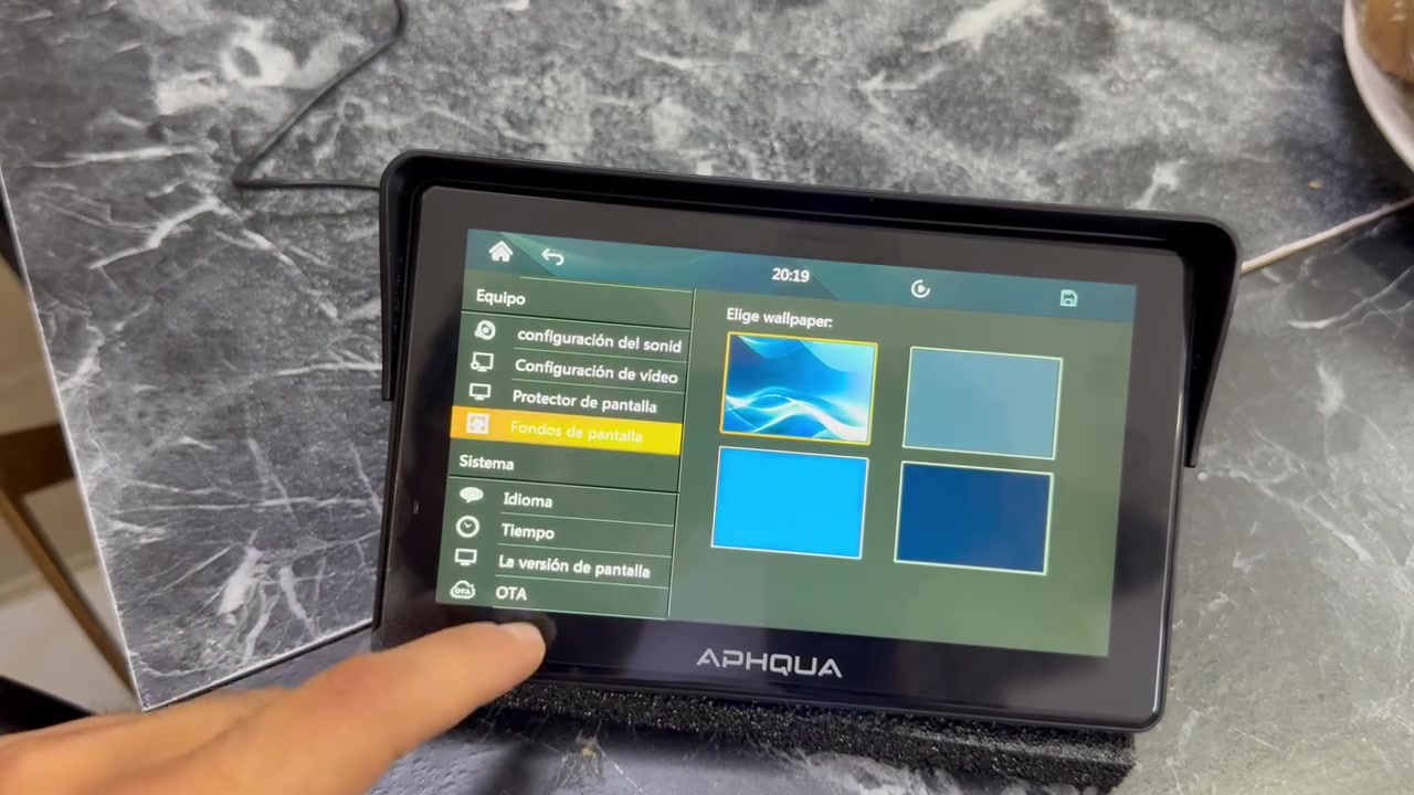 شاشة دراجة  (APHQUA Waterproof Navigator) – جديدة بالكرتونة
شكاكية تنربط ع فتحة USB يعني من مكان الشاحنة و تنربط على الباتري.  
شغلها واضح بالفيديو 
سعرها 90،000 
توصيل موجود لكل مكان 
***********
