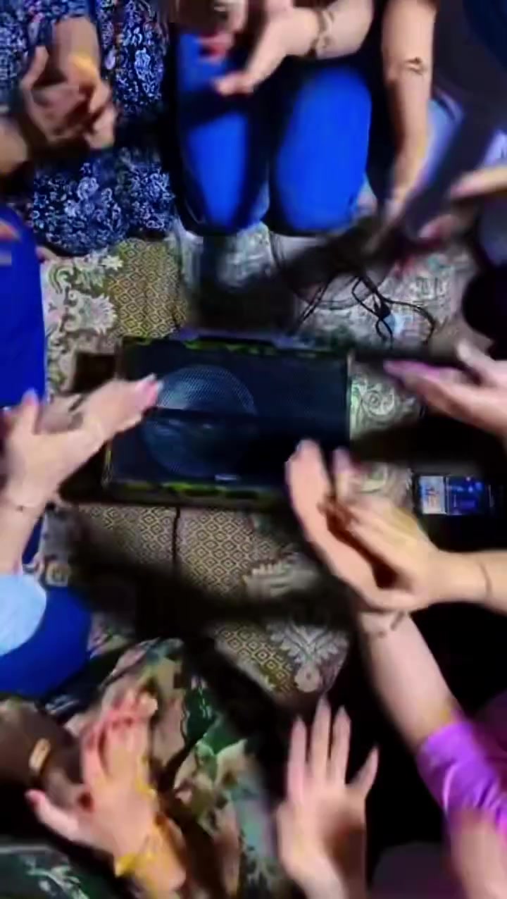 حلاتنا المسائية.. نحن متميزون دائماً!
شركة ريان دوستان (ڕەیان دۆستان) تقدم لكم رحلات فريدة ومميزة إلى أجمل المناطق.
​🔹 الرحلة الأولى: رحلة دوكان (يوم الثلاثاء)
​وقت الانطلاق: الساعة 4:00 عصراً.
​مكان التجمع: فوق محطة وقود بيناي (سەروبەنزینخانەی بینای).
​سعر الرحلة: 15,000 دينار فقط (شاملة الوجبة والخدمات).
​🔹 الرحلة الثانية: رحلة بينجوين (يوم السبت)
​المناطق المشمولة: كولي (گۆڵێ)، بلكيان، كاني ژنان، وألياسفرة.
​وقت الانطلاق: الساعة 1:00 ظهراً (يوم السبت).
​🎯 هدفنا من هذه الرحلات:
​نظراً لضغوطات العمل والحياة اليومية التي تواجهكم، هدفنا في "ريان" هو توفير يوم مريح وممتع لكم للاستجمام والراحة، حيث قمنا بتجهيز وإعداد كل شيء من أجلكم.
​🛠️ الخدمات المشمولة بالرحلة:
​🚌 أجور الحافلة (الباص)
​🍽️ وجبة عشاء
​💧 ماء
​🥤 مشروبات باردة
​☕ شاي
​🎲 أنشطة ترفيهية ومسابقات (سؤال وجواب)
​💰 كل هذا فقط بـ 15,000 دينار (خمسة عشر ألف دينار)
ملاحظة: لأي شخص يرغب بالمشاركة في الرحلة بدون وجبة الطعام، يمكنه ذلك بكل سرور.
​📝 يسعدنا أن تتركونا لنا مقترحاتكم وآراءكم في التعليقات.. شكراً لكم!
​📞 للحجز والاستفسار، يرجى الاتصال بنا:
​***********
​***********
​***********
