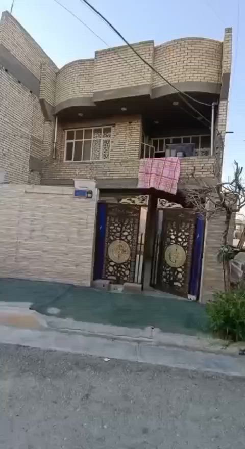 السلام عليكم توفر عندي بيت-- (180 متر)--- جبهه7 ونص--/نزال 23/---طابقين بي 4 غرف طابو زراعي سند 25 سند وكاله موجودات على طابو الخلاني المنطقة كامله كل الخدمات مي مجاري كهرباء تبليط موقع البيت البلديات الضباط خلف الصحفيين قرب مدرسة زين القوس منطقة حي الامير  للاستفسار *********** الرد واتساب ماسنجر أو الاتصال على الرقم حسن للعقار
