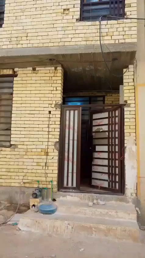 سلام عيكم بيت للبيع
الموقع كربلاء البوبيات عمود 48 
البيت مساحة 50متر يحتوي على طابقين 
الطابق الأول يحتوي على من طارم. واستقبال صالة مطبخ وحمام
الطابق الثاني  فيه نواقص هي بورك ارضية محجر ودرج ويحتوي على غرفتي اكبار واحدة 4في5 
الغرفة الثانية 4في4 
وصلة 2في2 
خدمات كاملة ماي مجاري كهرباء نت خط الى الولاية 
الرقم للاستفسار ***********
