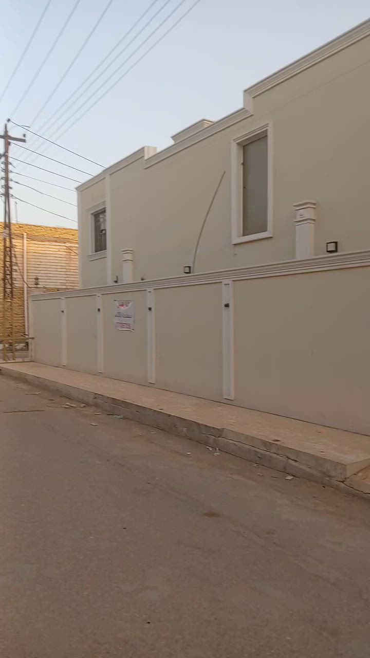 السلام عليكم... الدار للبيع مساحة ٢٠٠متر طابو ركن يكون على فرعين   والبيت ترميم حديث  يتكون البيت الواحد على بيتين  أرضي وثانوي  البيت لم يسكن .
العنوان حي الشهداء السايدين  للاستفسار ***********
