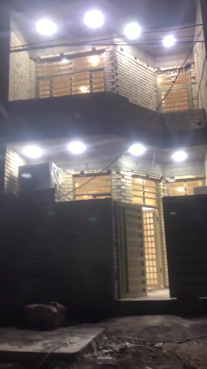 السلام عليكم بيت مساحة ٨٥ متر واجهة ٥ نزال ١٧ بناء سنة ٢٠٢٤ مثل ما واضح بالفديو نقص فقط كاشي الطابق الثاني موقع سكينة مقاطعة ٢/٨ كهرباء مولد بي بسعر مناسب بسبب ضرف للاستفسار اتصل على الرقم ***********
