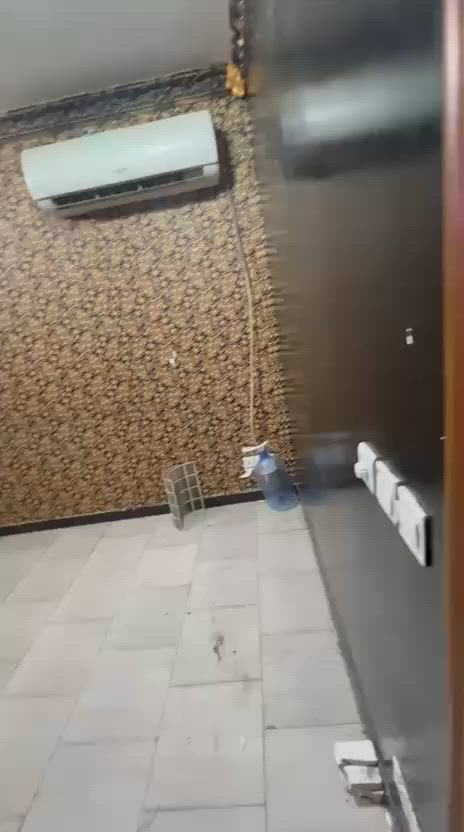 شقه للايجار غرفتين وصاله كرادة 
قرب كنيسة مار يوسف طابق ثاني 
***********
550الف الايجار
