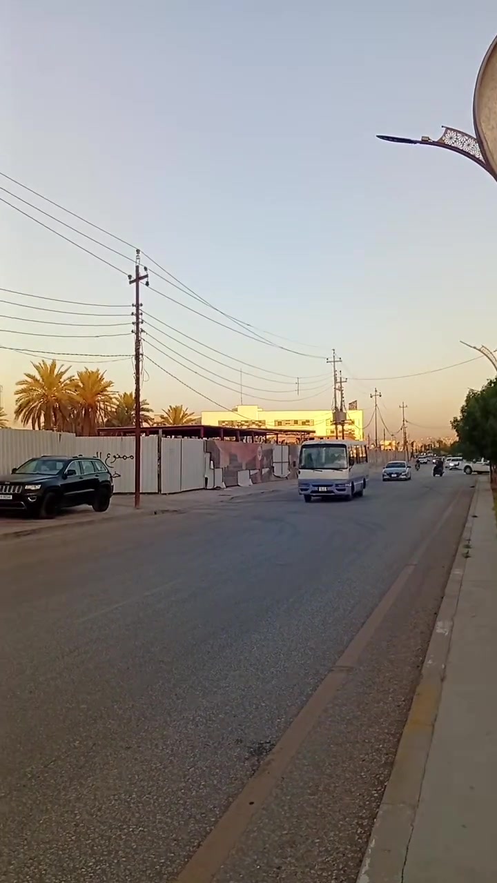 العنوان كربلاء المعملجي مابين مستشفى الوارث والعاب النوارس الفرع مقابيل قاعة السلطان 3دقائق عن الامام الحسين مشي للامام نصف ساعة متوفر خط نقل سيارات لراس الشارع.
دار 100م واجهة 6وربع م ونزال 16م يتكون طابق ونصف بناء حديث سنة 2022 البيت كلة جديد يتكون من غرفتين نوم وحدة بالارضي وحدة بالطابق الثاني أيضاً صالات عدد 2 وحدة ارضية طول 6في 4والثانية فوق استقبال 4في4 مطبخ 4في3 حمام خارجي وحمام داخلي مساحتة 3في2 ومنور 
البيت بناء درجة اولى من التسليح البتلو اوكراني والكهرباء الاردني سبورلايتات سقفية كلة والبواري الماء امل الشريفي المصري الله شاهد تعبان عليه حيل اقرار محكمة 25 باسم المشتري الجيران احسن ناس فرع هدوء مولدة قريبة ومحولة كهرباء بصفنة مي اسالة متوفر 24ساعة قوي انترنت خط الوطني منضومة كامرات،للاستفسار اكثر***********ابوزين العابدين.
السعر المطلوب #105وبيه مجال قليل 
او مراوس دونم اونصف دونم في قضاء الحر بمناطقه
