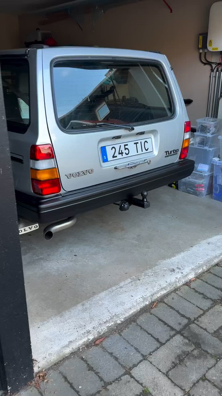 I can run out if fuel in style now! ⛽️
This 7-litre Volvo fuel can was originally launched for the 140/160 model but fits the 240 spare wheel recess nicely as well.

#volvo #volvo240 #245tic #volvo240turbo #fueltank


**إذا كنت صاحب هذا الإعلان وتريد حذفه لأي سبب، رجاءا أرسل رسالة إلى الدعم الفني**