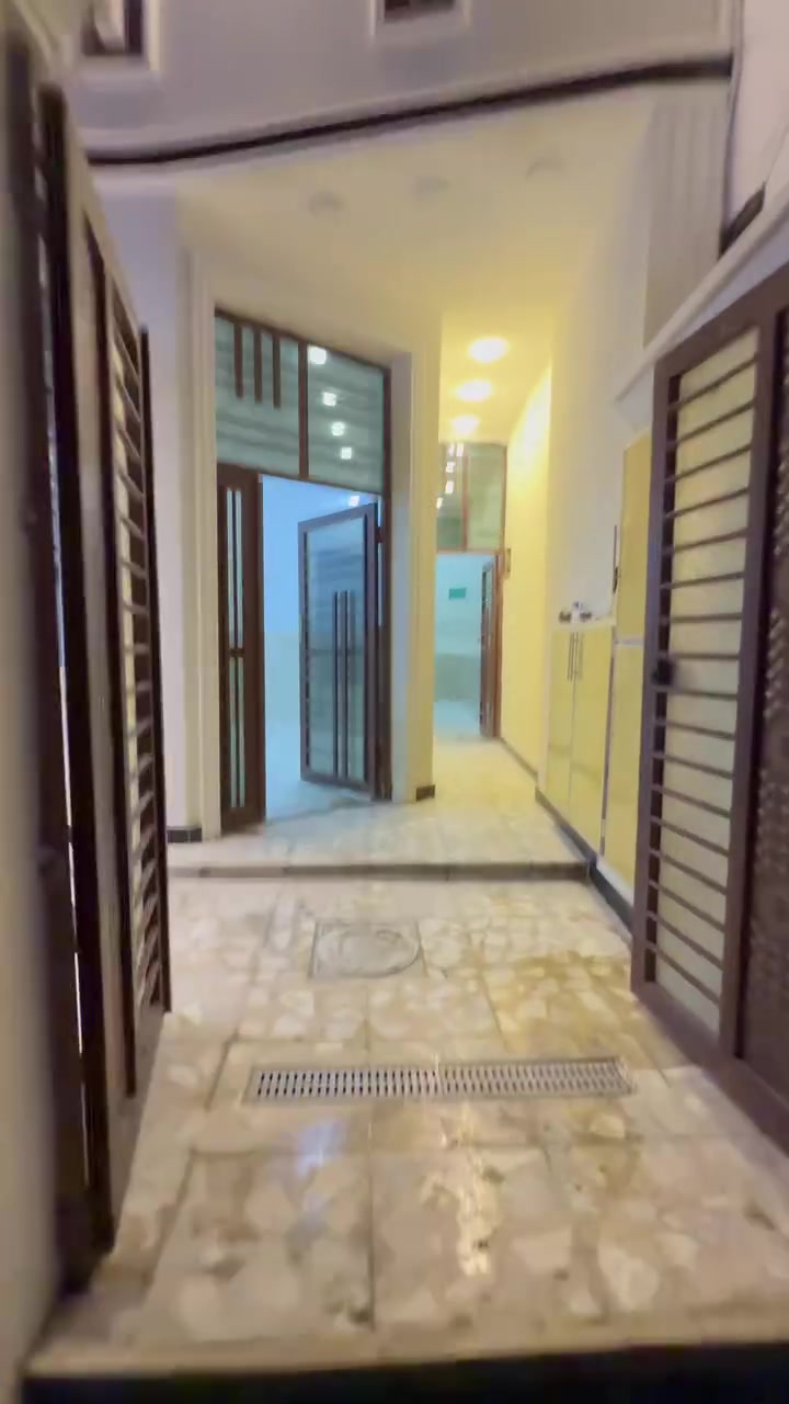 سلام عليكم طابق واحد بيت فارغ بناء جديد 100 متر 5 x20 مكان البيت العبيدي شارع الجامع قرف عماره الاخضر اول تقاطع السعر 115 وبي مجال رقم الهاتف *********** مامتواجد  ع فيس
