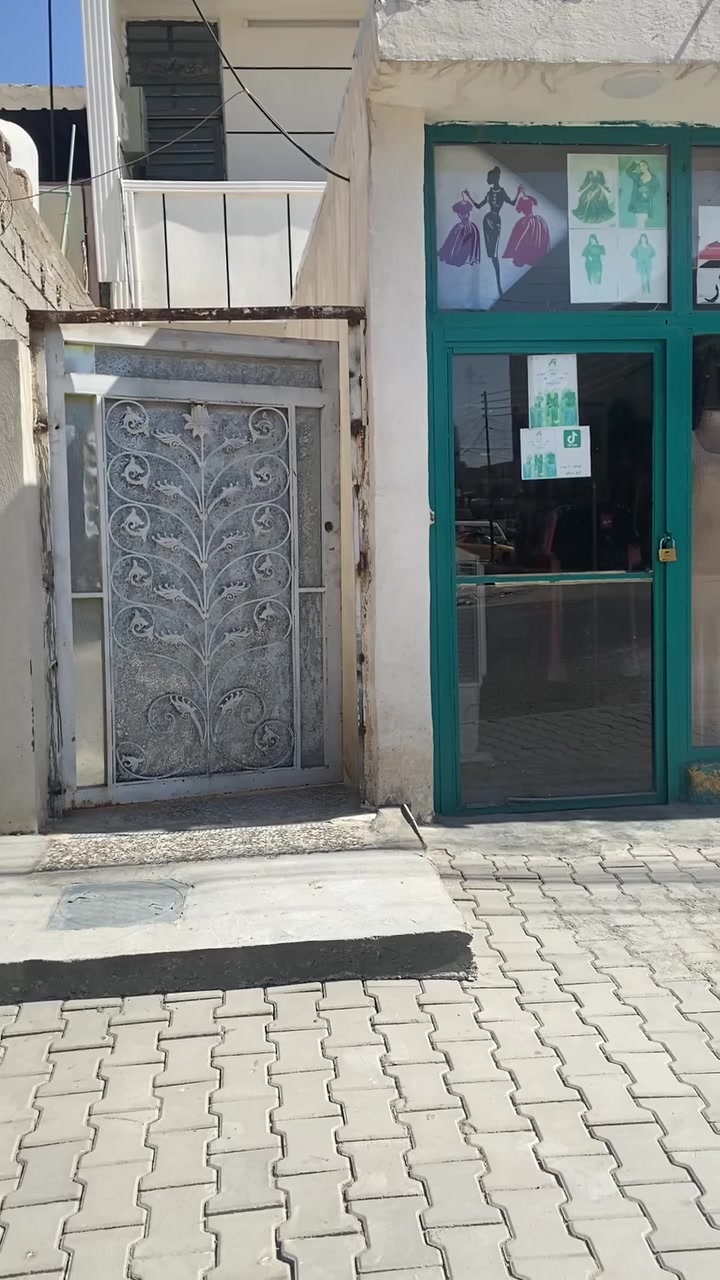 السلام عليكم
بيت ومحل تجاري للبيع 

المساحه 100 متر (واجهه 5 النزال 20)

طابو ملك صرف تجاري

البيت من المالك مباشرة

انت والمالك تتواجه مباشر 

بغداد / قضاء الحسينية / شارع ابو سمير التجاري

شارع ابو سمير التجاري على نفس الشارع

موقع البيت بصف مكتب ابو محمد المختار ومصور اليقين

موقعه ممتاز جدا 

بناء جديد سنة 2025

البيت طابقين 

الطابق الاول محل كبير غرفة وصاله ومطبخ وخدمات صحيه

الطابق الثاني غرفتين وحولي وخدمات صحيه 

الطابق الثالث ستارة وبيتونه كبيرة 

السطح ايزوكام والبيت كله صب مسلح

البيت مطبك كاشي وسيراميك حزام كله والحمامات والمطبخ سيراميك للسقف 

نظام الكهرباء كل طابق معزول عن الثاني بالوطني وبالسحب مشترك والمحل معزول عن البيت 

المجاري الأمل الشريف المصري

الدرج بايه ومرايه مرمر درجه أولى ومحجر حديد 

بيبان وشبابيك درجه أولى 

البيت كامل وأي نقص مابي 

 تستلم مفتاح جاهز 

الواجهه جان بيها تعديل ونشرت صورتها بعد التعديل

واكعه فلينه ورجعت سويتها وناشر الصورة بعد التعديل

البيت تستلم مفتاح جاهز لآخر حبايه

والفيديوهات توضح كلشي 

الطابق الاول طابوق جمهوري 

الطابق الثاني بلوك 

السعر 122 مليون وبي مجال للطيبين

 والبيت موقعه تجاري وبناءه ممتاز  وبداية الحسينية

رقمي *********** للاستفسار او الاتصال
