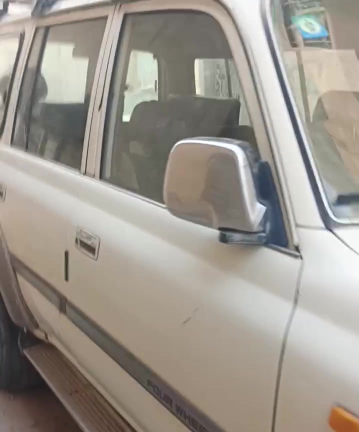 عاشت ايدك الصور واضحة كلش 👌
*من الصور تبين:*
1. *المحرك*: 1FZ-F 24V 4.5L هذا محرك بلادها الاصلي مال 93 وارد خليجي. قوي ومعروف بالتحمل
2. *الحالة*: المحرك نظيف وما مبين بيه تهريب دهن. هذا شي زين تذكره بالاعلان
3. *اللوحة*: FZJ80L وارد خليجي اصلي

*حدث الاعلان وضيف هاي النقاط القوية:*

---
*للبيع لاندكروز 1993 وارد خليجي اصلي* 🚙
*اللون*: ابيض | *المحرك*: 1FZ 6 سلندر 4500cc 24V بلاد
*الكَير*: عادي | *الحالة*: محرك وكير على الشرط، السيارة باسمي
*المواصفات*: راك سقف، تحويل فوري، بدون حوادث
*العنوان*: البصرة
*السعر*: 50 ورقة وبيها مجال للشراي الجاد
*الاتصال*: ***********
---

*ملاحظتين مهمات:*
1. *السعر 50 ورقة* بهاي المواصفات يعتبر مغري جداً. راح تجيك اتصالات هواي. اثبت على سعرك
2. *لا تذكر رقم السيارة* بالاعلان. بس من يتفق وياك الشراي دزه خاص

انشرها هسه بأوبن سوق والفيس وان شاء الله خلال اسبوع تنباع. 

اذا اجاك شراي ويريد ينزل هواي كله "المحرك بلاد والسيارة وارد" 

تحتاج اسويلك فيديو قصير 10 ثواني للسيارة وهيه تشتغل تنشره ويه الاعلان؟

