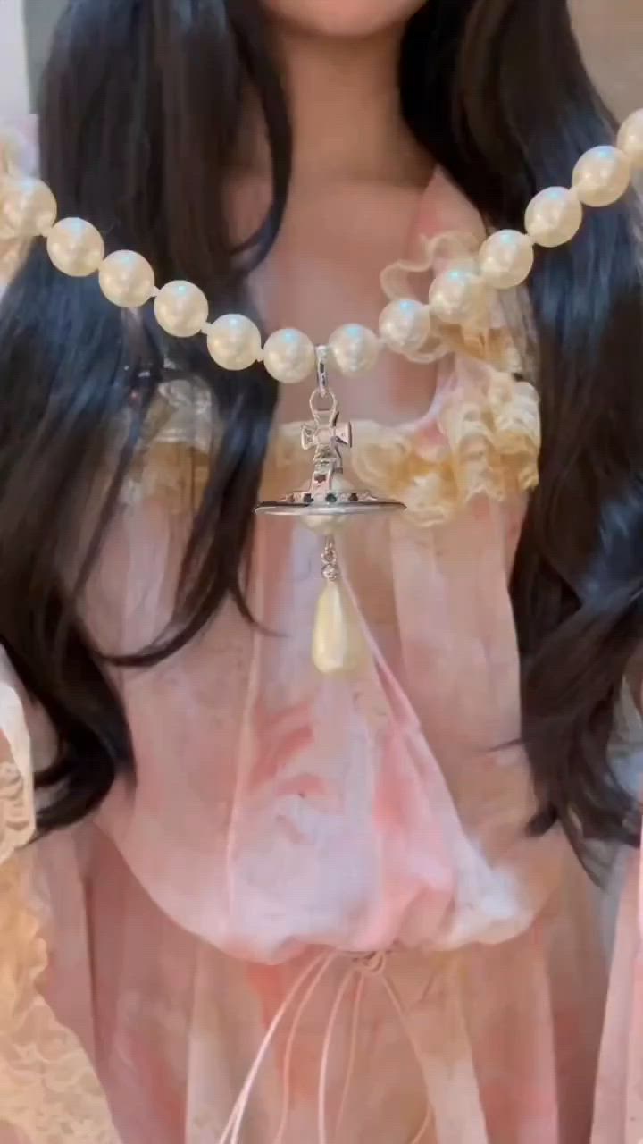 ✧･ﾟ: ✦ Vivienne Westwood Pearl Necklace ✦ :･ﾟ✧
قلادة لؤلؤ بتصميم Vivienne Westwood ✦
ستايل أنيق وفخم يضيف لمسة راقية للإطلالة 🤍
💰 السعر: 15,000 د.ع
📦 توصيل بغداد: 4,000
📦 باقي المحافظات: 6,000
📲 للحجز والاستفسار: *********** ✨
