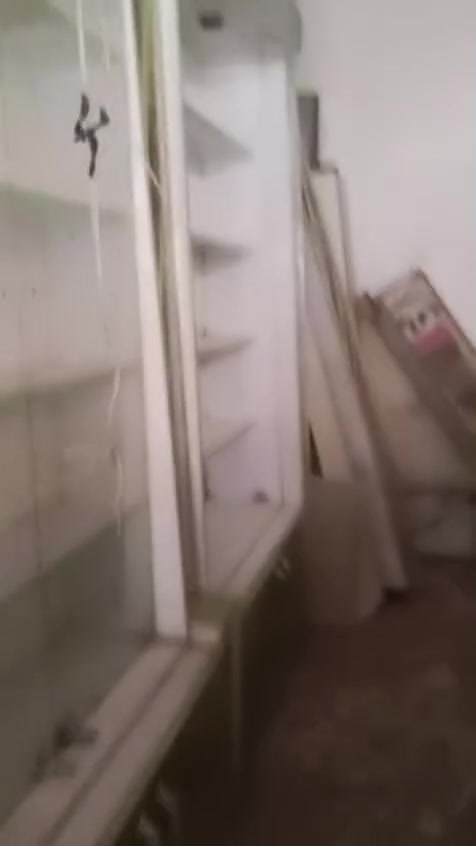 السلام عليكم فاترينات عدد 4 ميز جام عدد 3 مع ميز كاشير او صيانيه موبيلات البيع المكان الناصريه مركز الاتصال ع رقم 
***********
