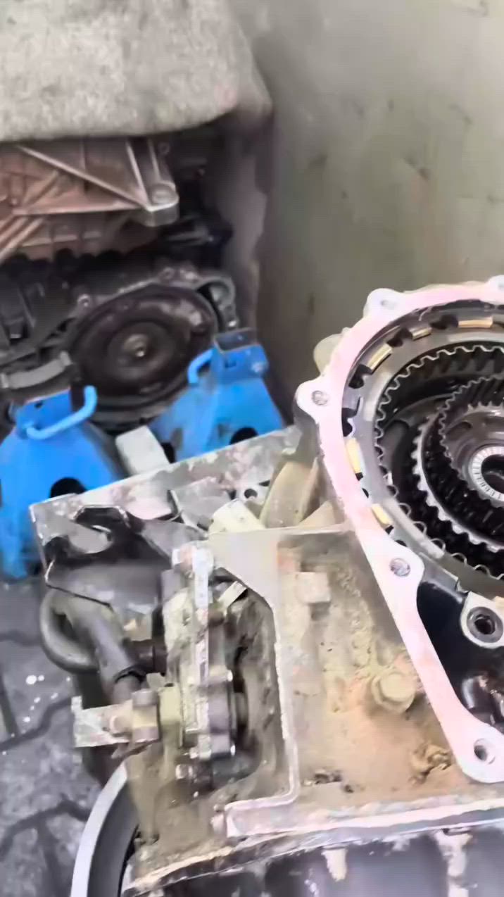 السلام عليكم زبائننا الكرام
طبعا هذا الكير كورولا بيكاتشو جابوا لنا الكير مفتوح من السياره الكير بيه مشكله ما ينمر نمره ثالثه ولا بي بك 
فصخنا الكير
وطلعت محترقه عده الكلتشات واللاستيك مال النمره الثالثه والبك والقبق ضارب 
كل هاي المشكله صارت بسبب انسداد الفلتر
طبعا بدلنا المواد المستهلكه بمواد اصليه  كملنه الكير وقبطنا واخذوه شدوا على السياره والحمد لله والشكر والسياره رجعت لحالتها الطبيعيه وكملت وصار بيها بك ودي والنمر تجي سلسه واحنا بخدمتكم خدمات المجتئ للكير الاوتوماتيك واي استفسار تواصل ويانا على الرقم الموجود *********** ابو ريحانه

