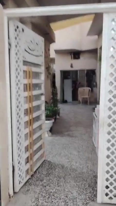 دار للبيع مساحته 200متر متكون من اربع غرف وصاله وصحيات..العنوان الشعب حي البساتين قرب سكلهه ابوعماد الفنوني.
رقم الموبايل ***********
