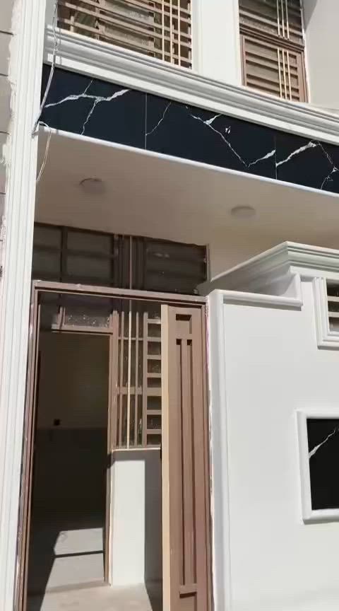 سلام عليكم بيت مساحه 50متر طابقين بيت كلش حلو ومرتب بناء جديد بصف بيت ركن عل شارع 10متر يتكون من صحيات خارجيه واستقبال وحولي ومطبخ ويتكون طابق ثاني من غرفه نوم وصحيات ويوجد ترك وبي صحيات خارجيه لاستفسار اكثر تواصل واتساب عل رقم ***********
