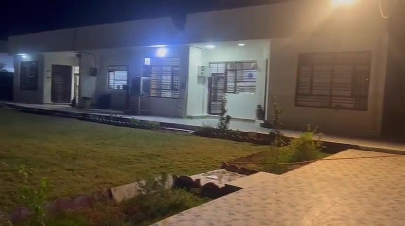 السلام عليكم  يوجد ٣بيوت كل بيت مساحه ١٣٠متر يحتوي على غرفتين نوم واستقبال كبير وصاله مطبخ وخدمات مع حديقه كبيره وقطعة ارض غير مبنيه قرب قرية محمد الوسمي مقابيل مدرسة الصافات للاستفسار على الارقام التاليه 
***********
***********
